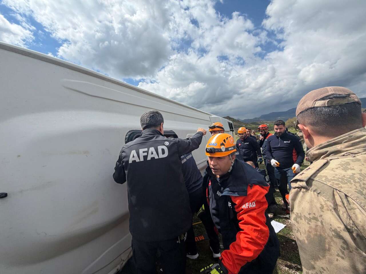 Yolcu otobüsü devrildi! Ölü ve çok sayıda yaralı var 12